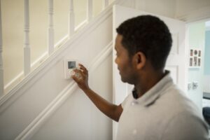 Adjusting heat pump thermostat